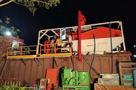 正道能源技術人員正協助工人調試供電系統